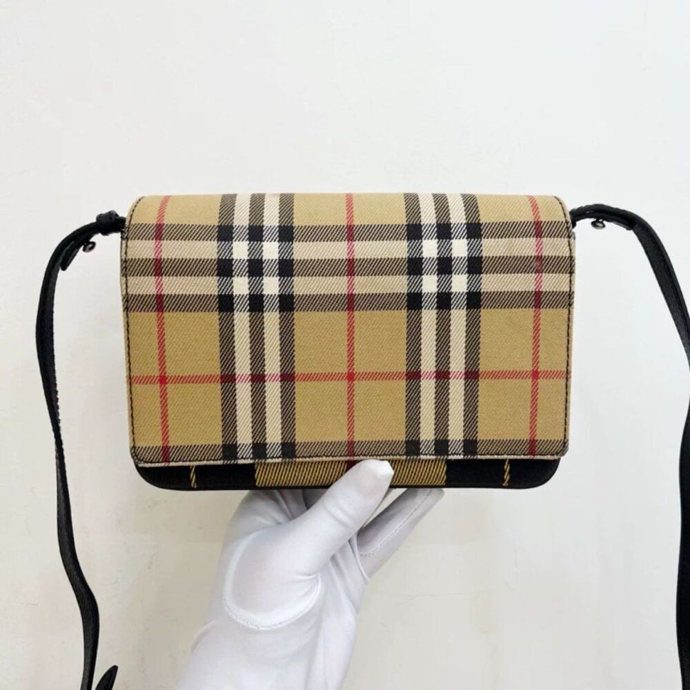 Burberry Women Pre-Loved Bag Very Good Condition
